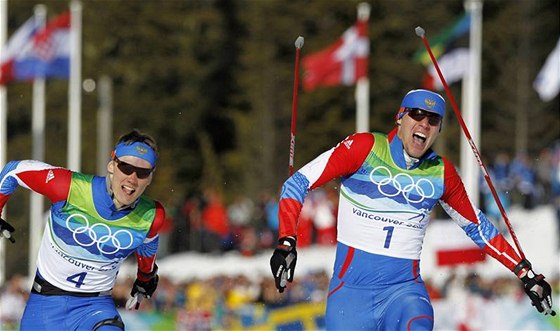 Bec na lyích Nikita Krjukov (vpravo) je jedním z mála ruských olympionik, který dokázal napnit svj medailový sen.