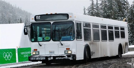 VETERÁNI Z KALIFORNIE. Olympiádu ve Vancouveru pepravují zastaralé autobusy.