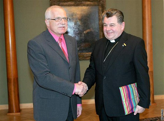 Styl Václava Klause: syté odstíny rudé i oste rové prezidentovi sluí