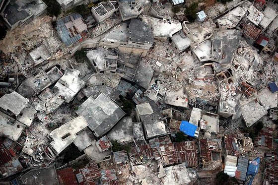 Letecký pohled na trosky dom v Port-au-Prince.