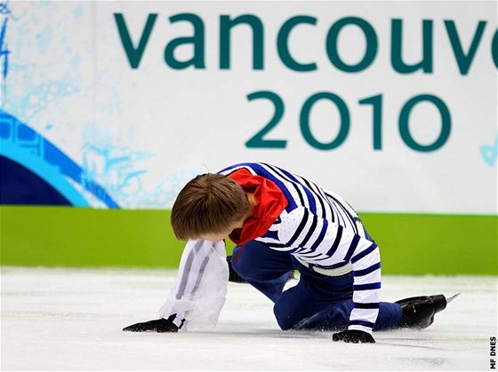 NA KOLENOU. Tomá Verner v olympijském závod ve Vancouveru.