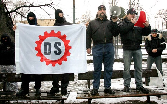 Demonstrace příznivců Dělnické strany na litvínovském sídlišti Janov.