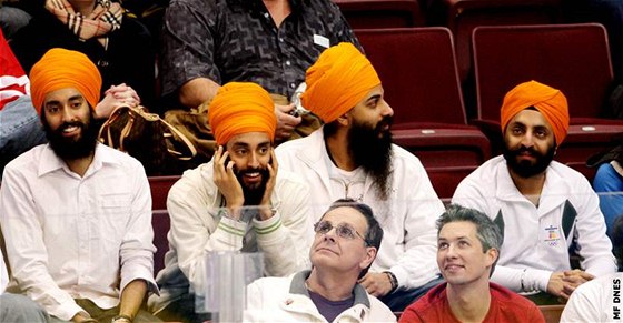Jag Singh (úpln vpravo) s páteli na hokejovém utkání