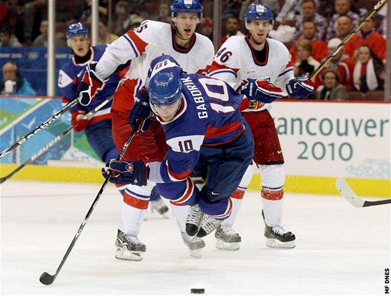 Jan Hejda a David Krejí sledují únik slovenského útoníka Mariána Gáboríka. (17. února 2010)