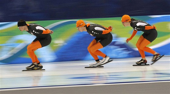 Nizozemtí rychlobruslai pedstavili na olympijském tréninku nové kombinézy. Vlevo Sven Kramer.