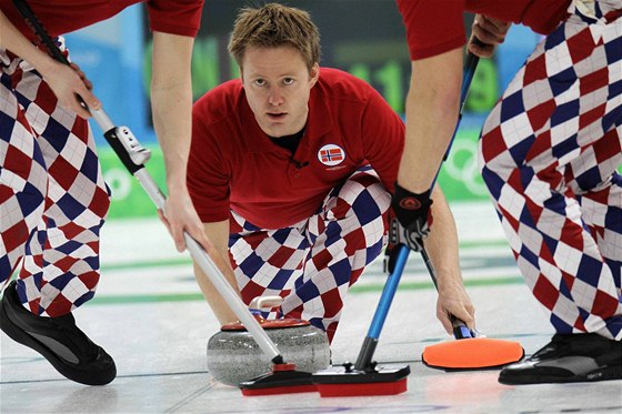 Norský olympijský tým v curlingu oblékl "golfové" kalhoty.