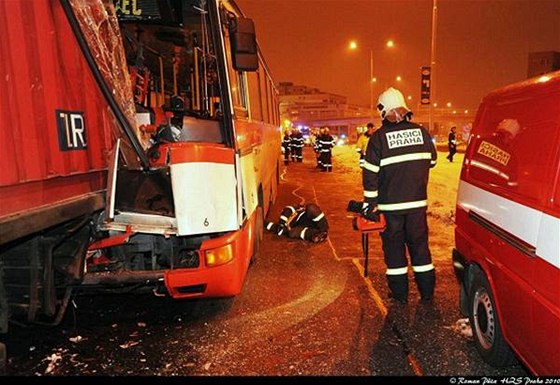 Hasii zasahují u havarovaného autobusu, který na erném Most narazil do kamionu (16. února 2010)
