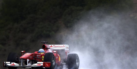 Fernando Alonso s vozem Ferrari pi testech v Jerezu