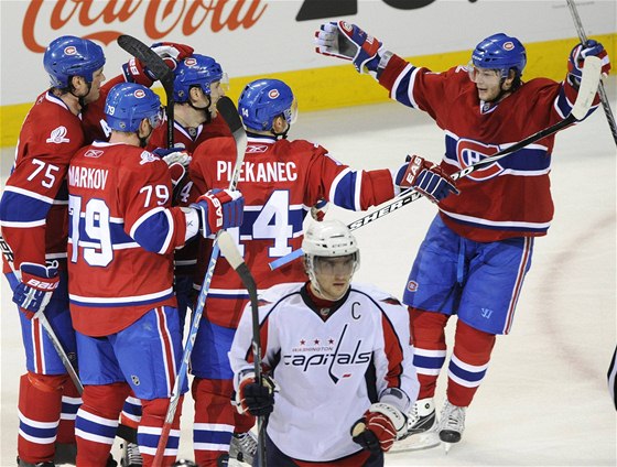 GÓÓÓL. Hrái Montrealu slaví dalí Plekancv gól, zatímco hvzda Washingtonu Ovekin zklaman odjídí na stídaku (vpedu).