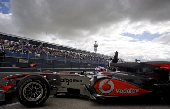 Jenson Button vyjídí z box pi testech v Jerezu.