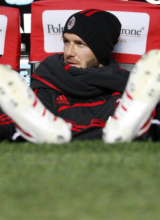 David Beckham z AC Milán sleduje utkání z laviky náhradník
