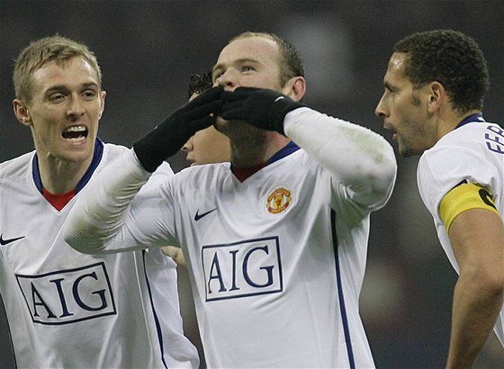 Wayne Rooney (uprosted) z Manchesteru United slaví gól