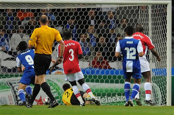 Branká Lukasz Fabianski z Arsenalu si sráí centr Varely z FC Porto v osmifinále Ligy mistr