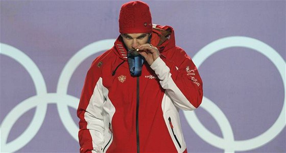 výcarský reprezentant Didier Defago líbá svoji zlatou medaili.