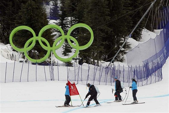 Píprava trati olympijského sjezdu. Snahy organizátor vak maí poasí. 