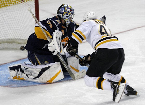 Buffalo - Boston: hostujcí David Krejí promuje rozhodující nájezd. Domácí gólman  Ryan Miller je bezmocný. 