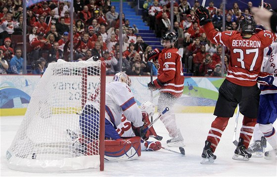 GÓL KANADY. Patrice Bergeron (vpravo) se raduje z gólu v norské síti. Gólman Pal Grotnes je bezmocný.