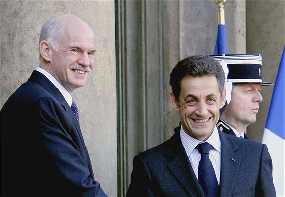 ecký premiér Jorgos Papandreu s hlavou státu Francie Nicolasem Sarkozym.