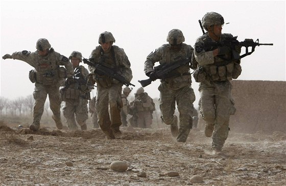 Amerití vojáci se v bat Talibanu dostali pod palbu ozbrojenc z Talibanu (15. února 2010)