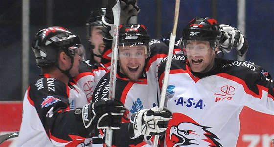 Hokejisté Znojma se radují z gólu.