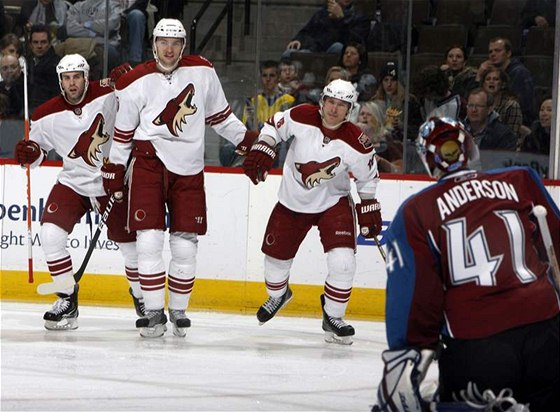 Keith Yandle, Martin Hanzal a Petr Prcha (zleva), hrái Phoenix Coyotes.