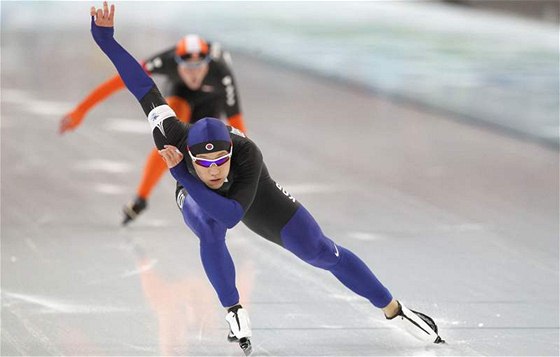 Korejec Mo Te-pom si jede pro titul olympijského vítze na 500 metr rychlobruslení, v pozadí Jan Smeekens z Nizozemska