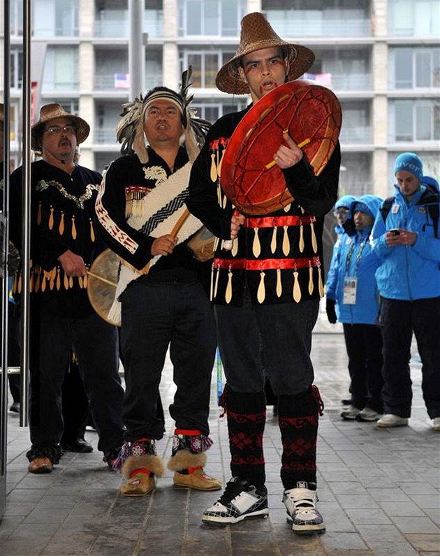 VÍTEJTE! Zástupci domorodých obyvatel Kanady vítají eské olympioniky