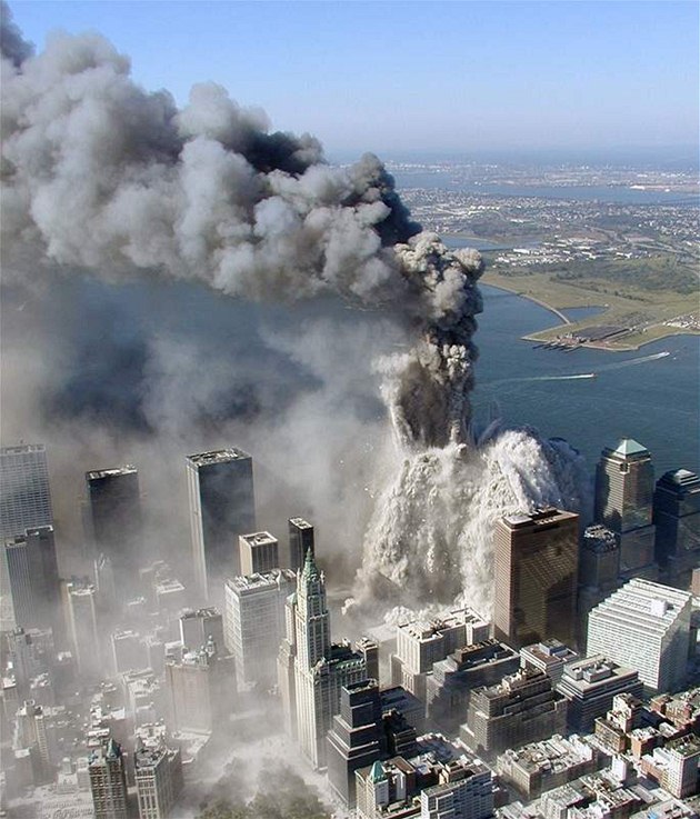 Útok na newyorská dvojata 11. záí 2001. Mnoho záchraná má od té doby podlomené zdraví