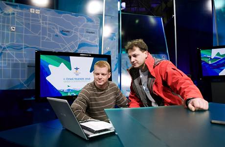PRASK TVE. Vojtch Bernatsk (vpravo) a David Kozohorsk, modertoi olympijskch studi.