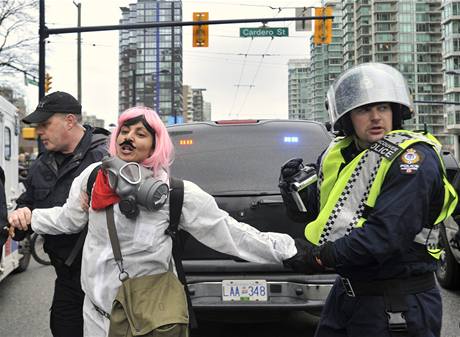 OLYMPIDU NECHCEME! Policist zadruj demonstranty bhem protestn akce v ulicch Vancouveru.