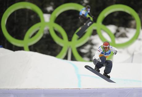 VTZ.Amerian Seth Wescott si jede pro zlatou medaili ve snowboardcrossu. 