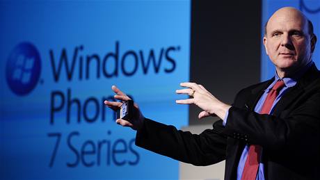 f Microsoftu Steve Ballmer bhem pedstavovan nov platformy Windows Mobile 7 na barcelonskm veletrhu MWC 2010