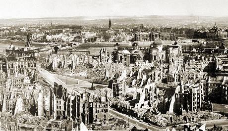 Msto na kolenou. Takto vypadaly Drany v roce 1945 po bombardovn. V sobotu uplyne 65 let od zatku spojeneckch nlet.