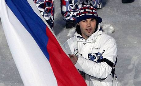 Hokejista Jaromr Jgr jde s vlajkou v ele prvodu eskch sportovc na zahajovacm ceremonilu Zimnch olympijskch her ve Vancouveru. (12. nora 2010)