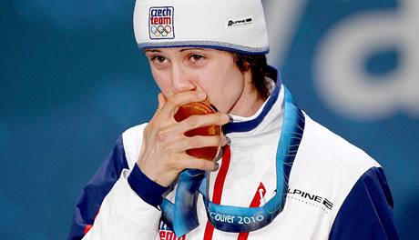 Martina Sblkov lb zlatou olympijskou medaili po vyhranm zvod na 3000 metr. (14. nora 2010) 