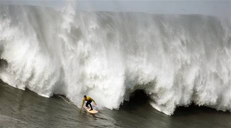 Surfovn na obch vlnch na souti Mavericks Surf Contest konan na kalifornskm pobe v USA. (14. nora 2010)