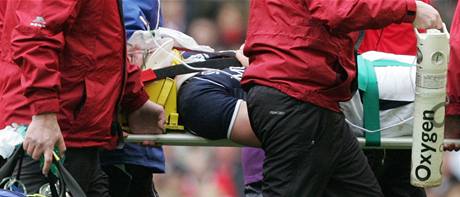 Vn zrann skotsk ragbista Thom Evans je odnen na nostkch.