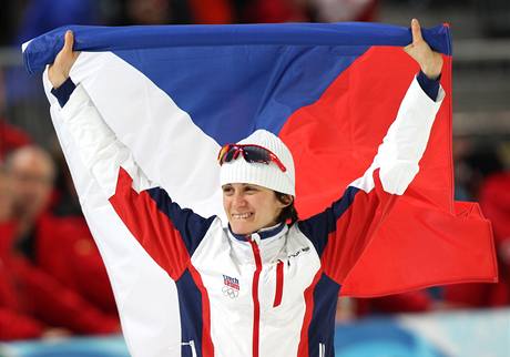 S VLAJKOU NAD HLAVOU. Martina Sáblíková oslavuje obrovský triumf, je olympijskou vítězkou na 3000 metrů.