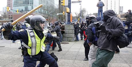 PROTESTY VE VANCOUVERU. Proti odprcm her zashla policie.
