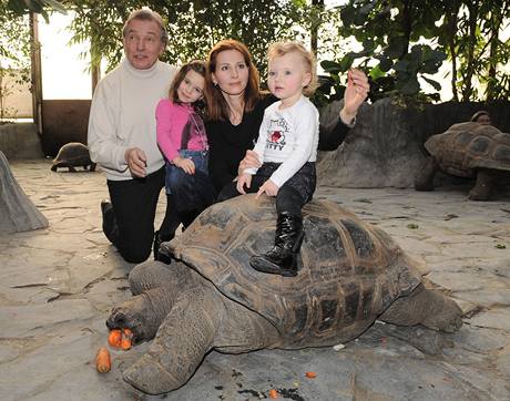 Karel Gott s rodinou poktil v prask Zoo elvy obrovsk 