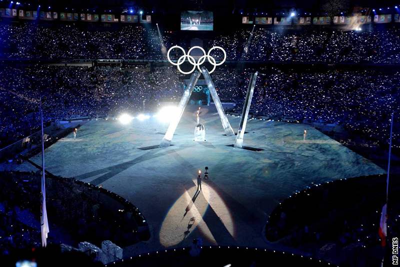 Olympijský ohe hoí, hry ve Vancouveru mohou zaít.