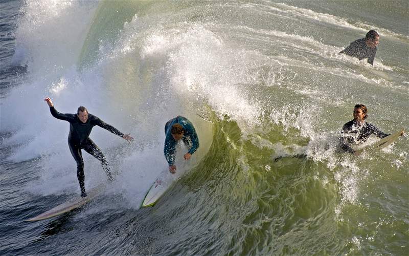 Surfování na obích vlnách na souti Mavericks Surf Contest konané na kalifornském pobeí v USA. (14. února 2010)