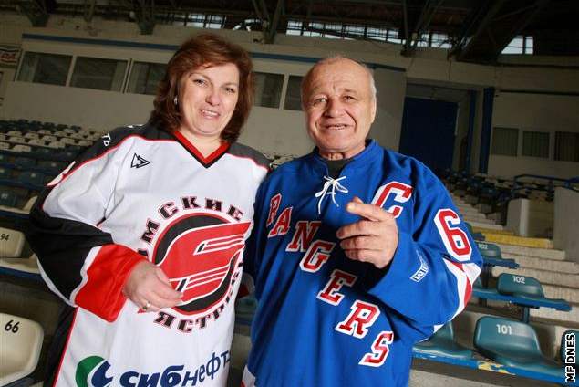 Fotogalerie: Sestra Jaromíra Jágra Jitka Kallová a dlouholetý kamarád slavného hokejisty Lubomír