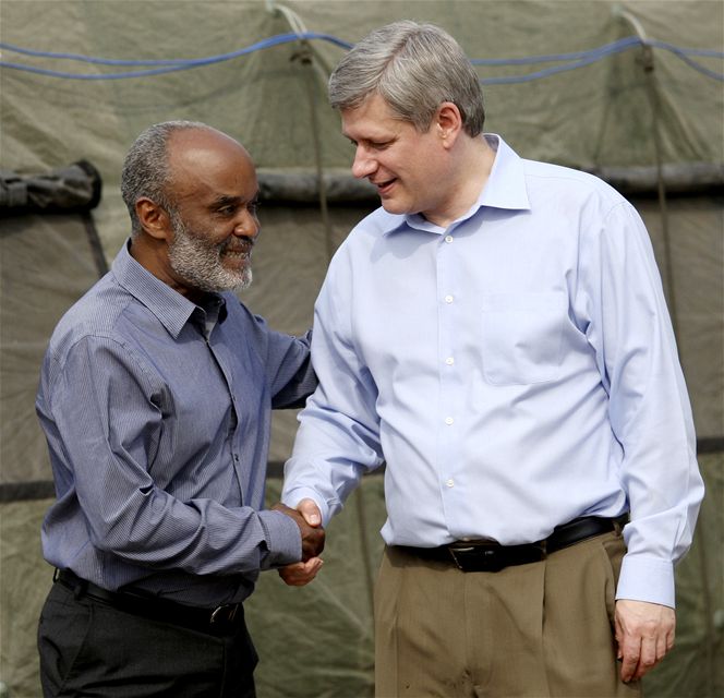 Haitský prezident Rene Preval se setkal v Port-au-Prince s kanadským premiérem Stephenem Harperem. (16. února 2010)