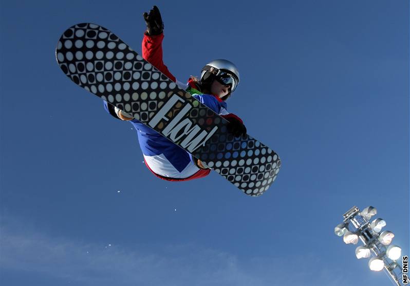 KVALIFIKOVALA SE. Akoli nkolikrát spadla, kvalifikovala se eská snowboardistka árka Panochová na U-ramp do semifinále.