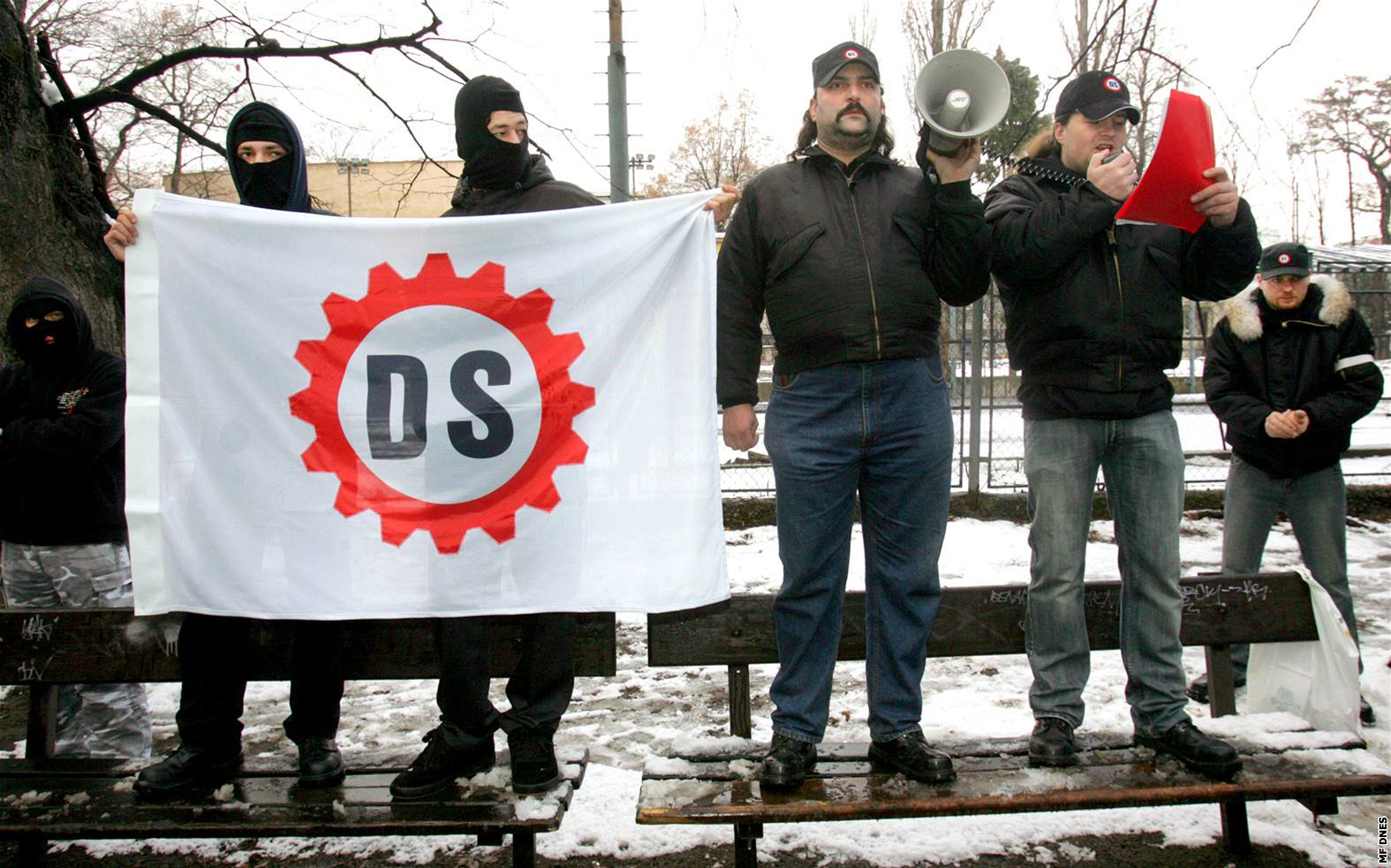 Demonstrace p�íznivc� D�lnické strany na litvínovském sídli�ti Janov.