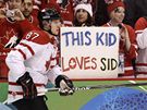 SID. Kanaan Sidney Crosby ped zápasem se výcarskem. V pozadí transparent: "Tohle dít miluje Sida."