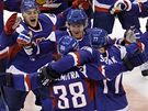 DÍKY KÁMO. Sloventí hokejisté se radují z vítzství nad Ruskem, které promnným nájezdem rozhodl Pavol Demitra (38).