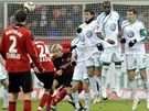 Leverkusen - Wolfsburg: domácí obránce Michal Kadlec stílí z pímého kopu