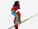 SPOLENÁ OSLAVA. První medailista letoního olympijského turnaje, Simon Ammann, se raduje z vítzství v náruí jednoho z len výcarského týmu skokan.